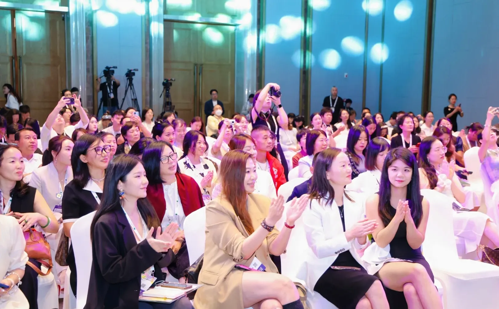 『抚痕绽放 · 育见她力量』