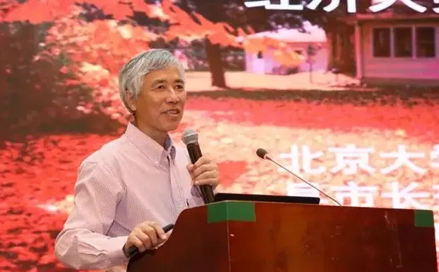 著名经济学家钟朋荣赋能县域经济发展大会