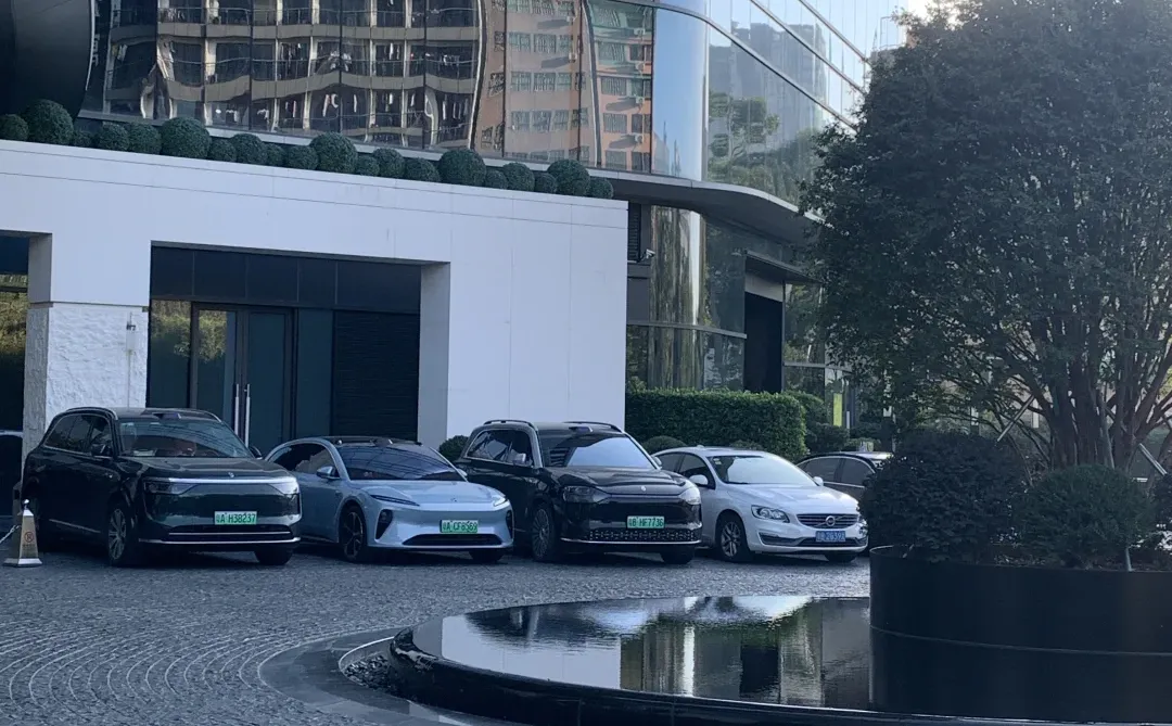 想赚钱学会一个词：借