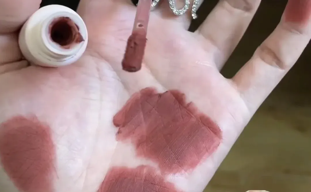 ?韩国神级染发膏！黑发红唇锁死它? ?黄黑