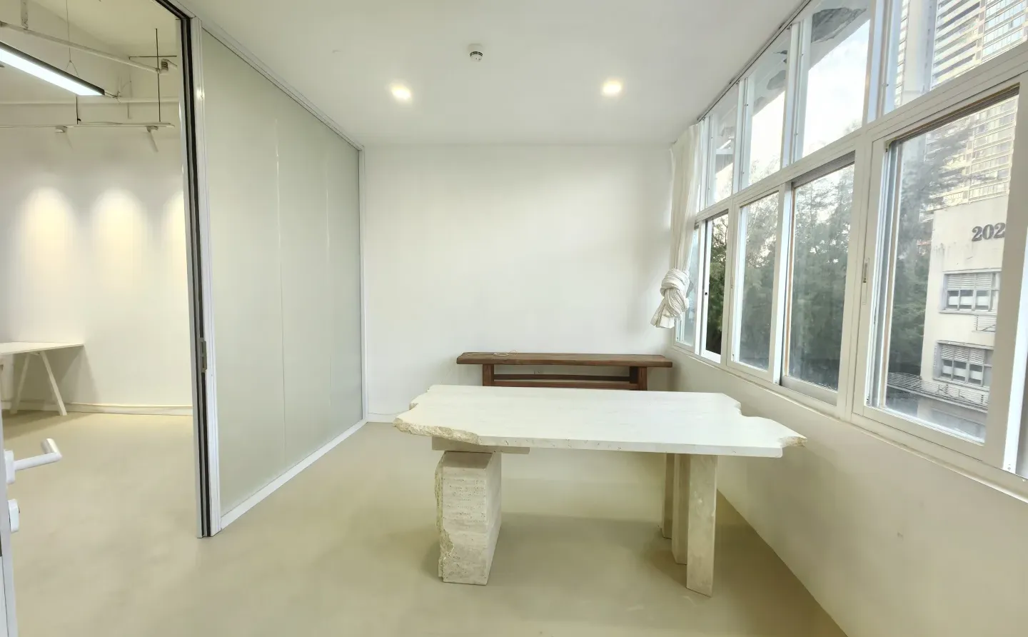  华侨城创意文化园102平米，精装 租金1W