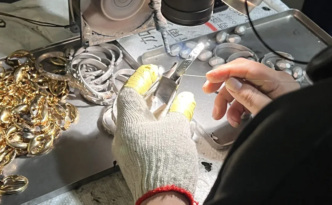 我是在东莞长安做不锈钢饰品工厂的