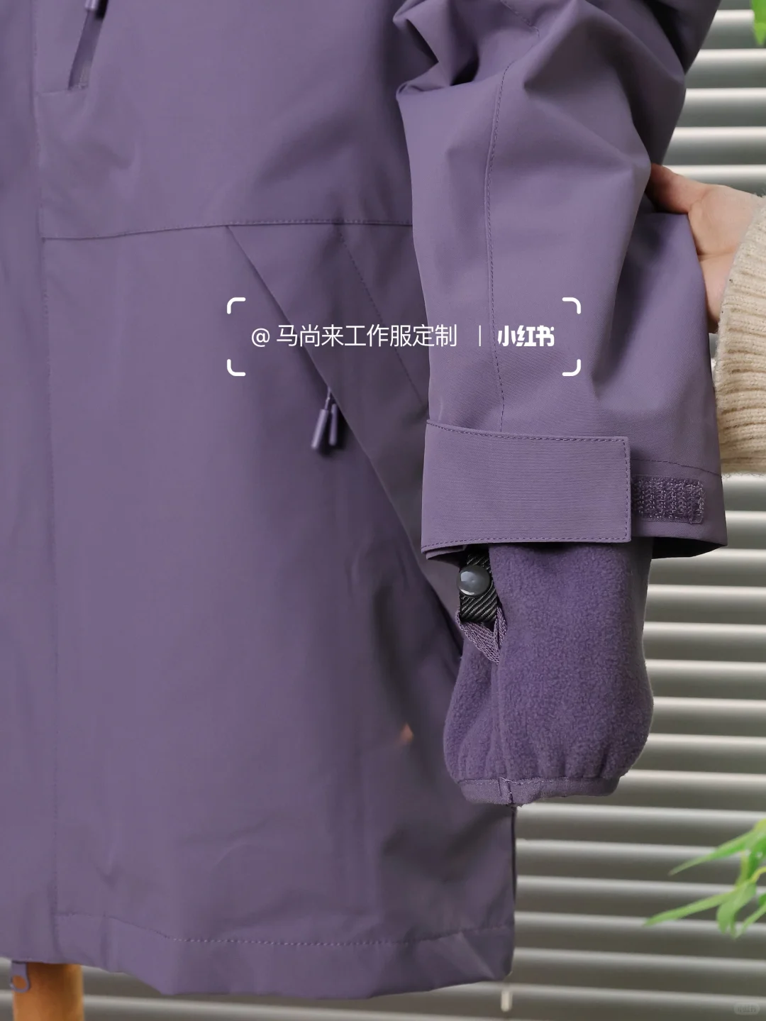 【冲锋衣定制】选企业VI色作定制方案也太绝了