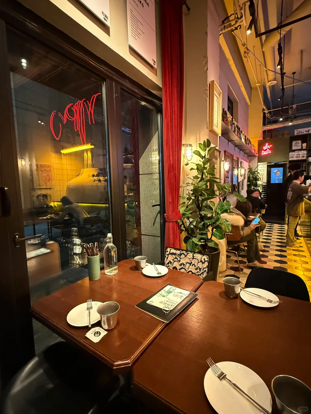 乌市年轻人请客新选择:炉师 Bistro氛围拉满