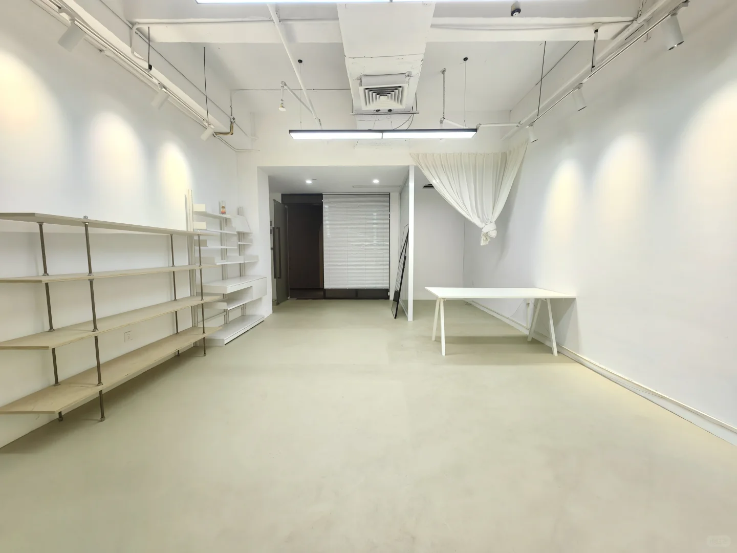  华侨城创意文化园102平米，精装 租金1W