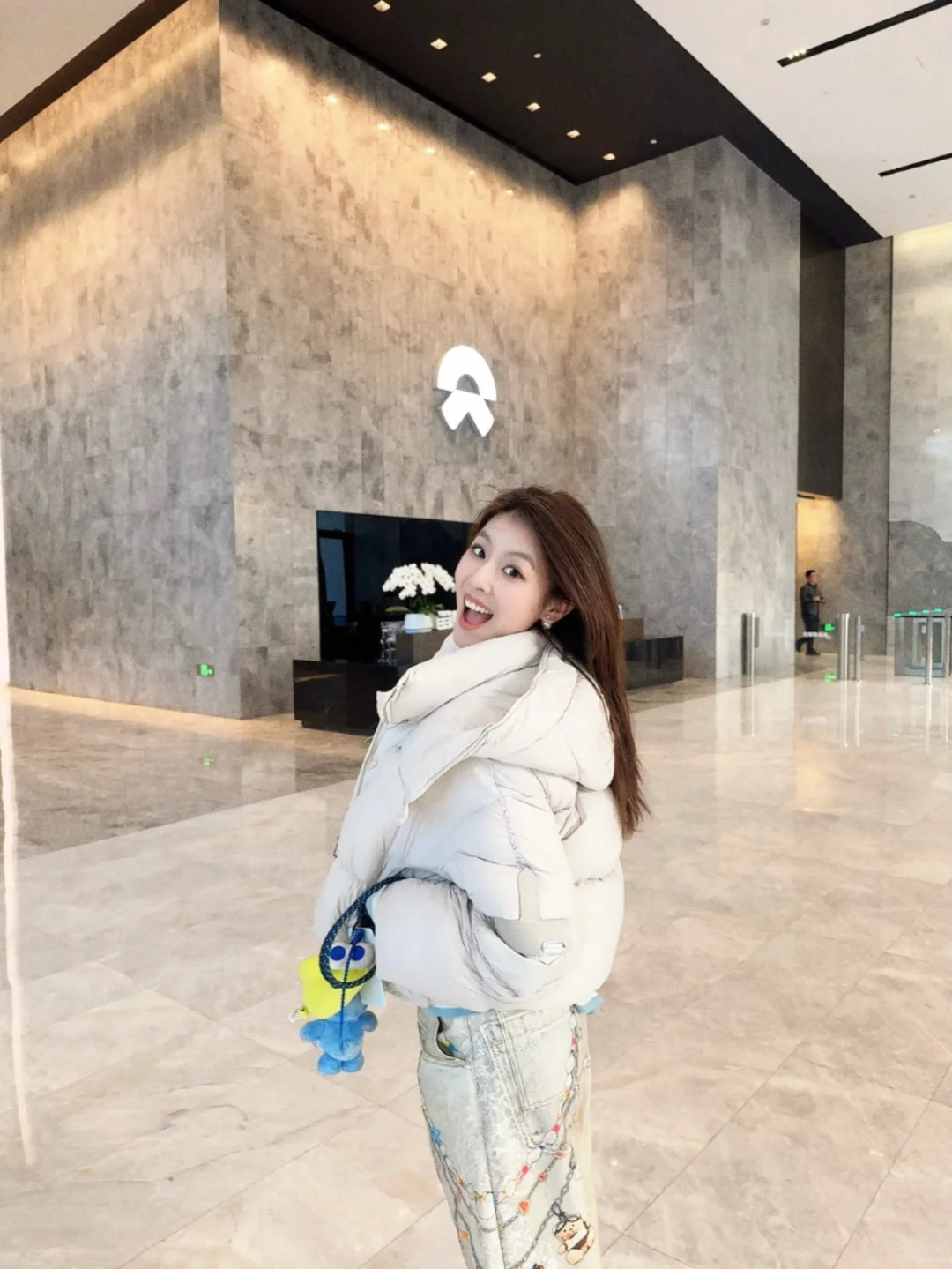 上海蔚来｜也是在公司和logo合上影了☀️