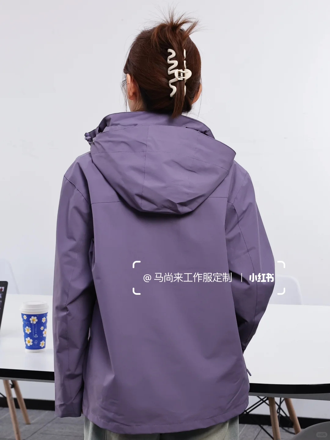 【冲锋衣定制】选企业VI色作定制方案也太绝了