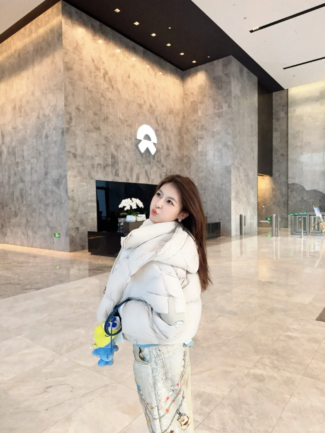 上海蔚来｜也是在公司和logo合上影了☀️