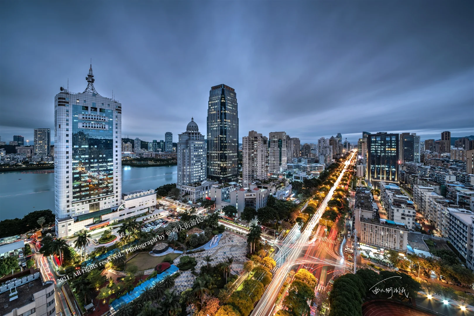 为什么厦门一个旅游城市经济会这么发达？