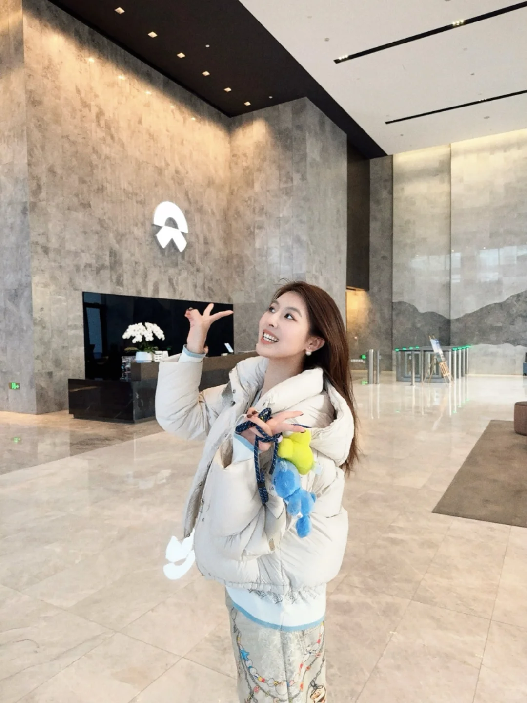 上海蔚来｜也是在公司和logo合上影了☀️