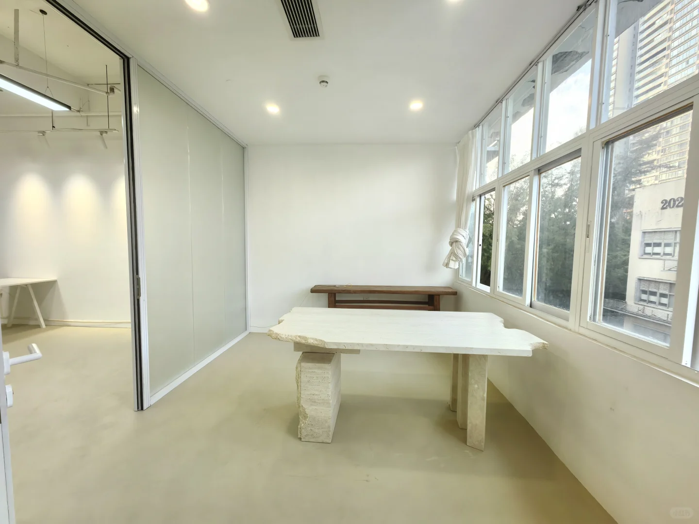  华侨城创意文化园102平米，精装 租金1W