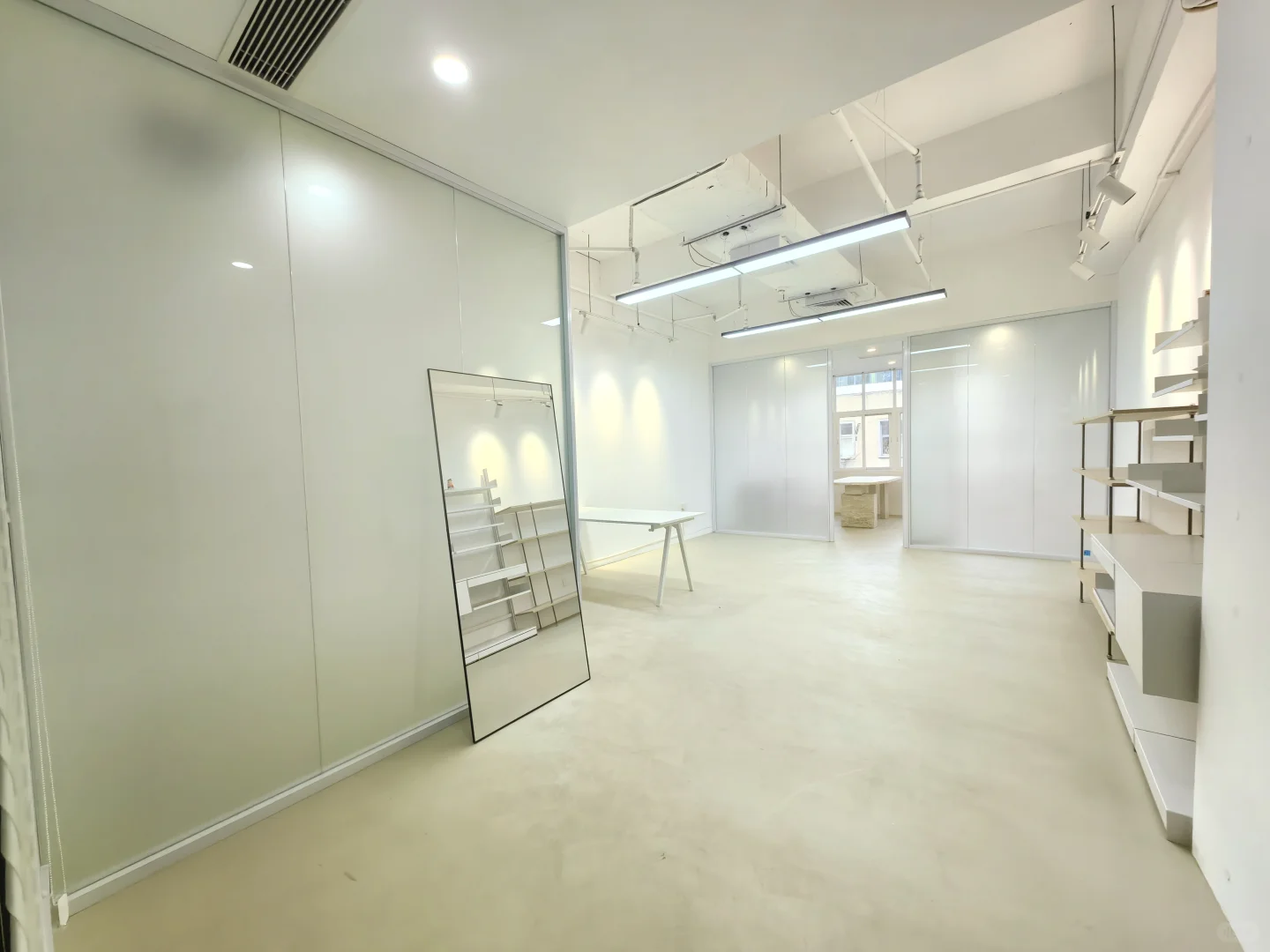  华侨城创意文化园102平米，精装 租金1W