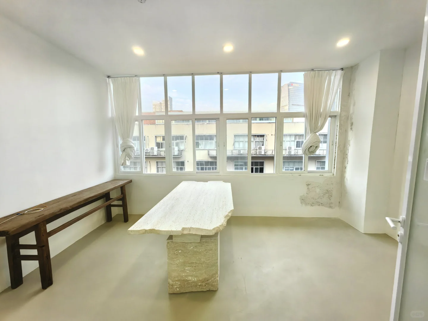  华侨城创意文化园102平米，精装 租金1W