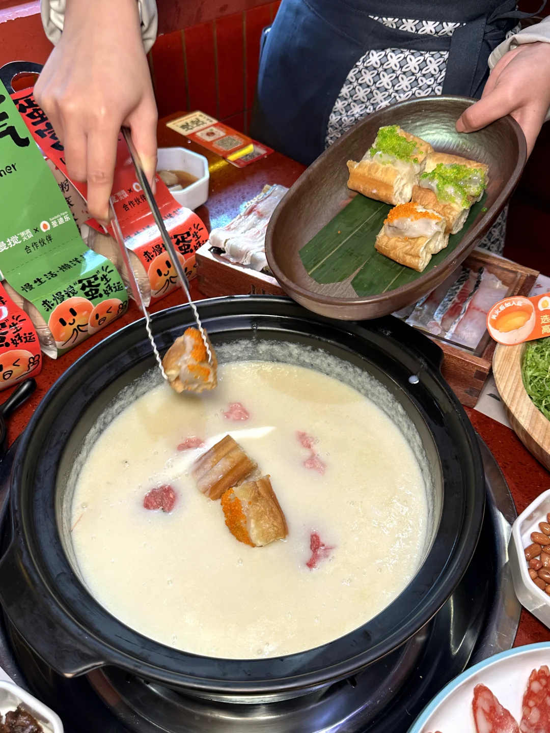 圣诞夜不挤人！喝粥底火锅还领鸡蛋?