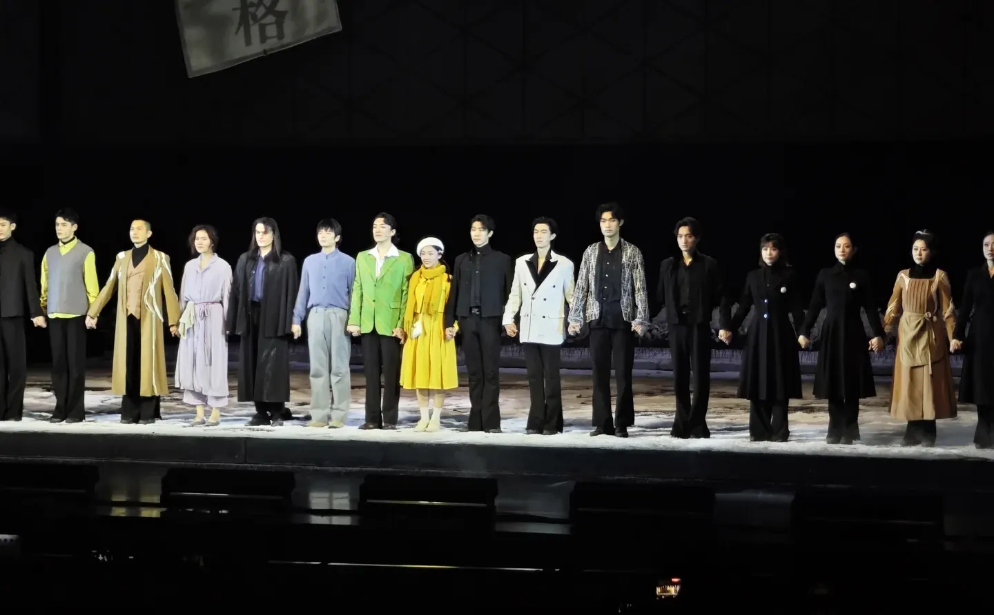 人间失格｜上半场值得一看，下半场如坐针毡