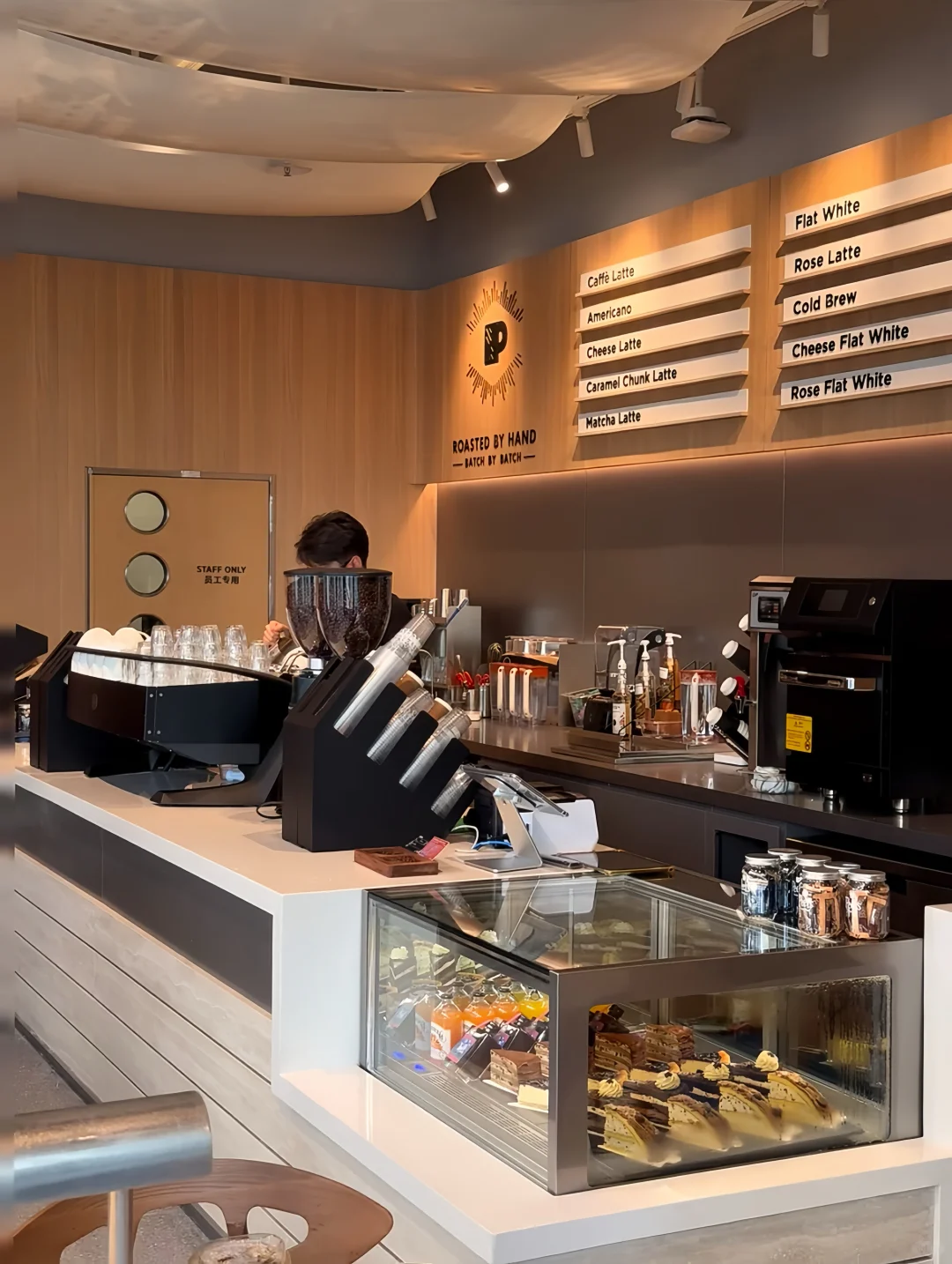 餐饮案例｜皮爷咖啡装修落地