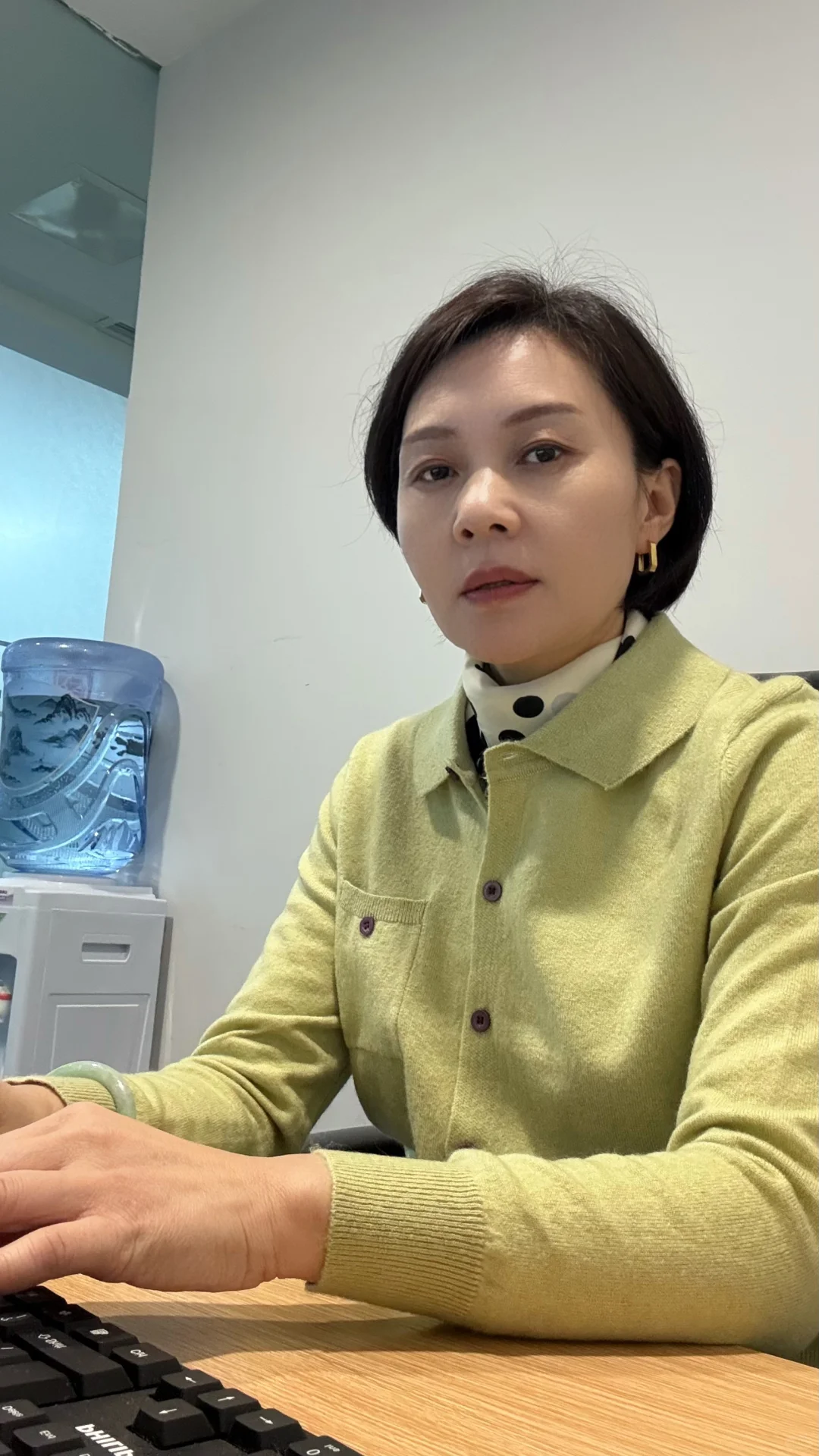 我问deepseek未来财务人的出路在哪里？