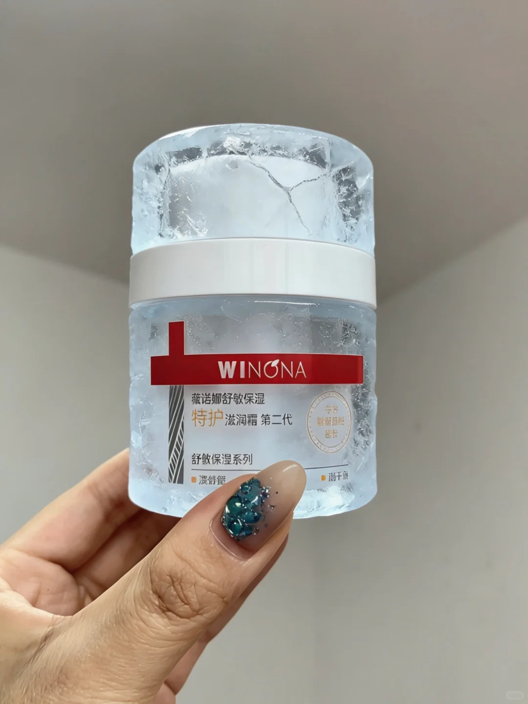 我嘞个豆。。薇诺娜居然出了一款“脸部羽绒服”