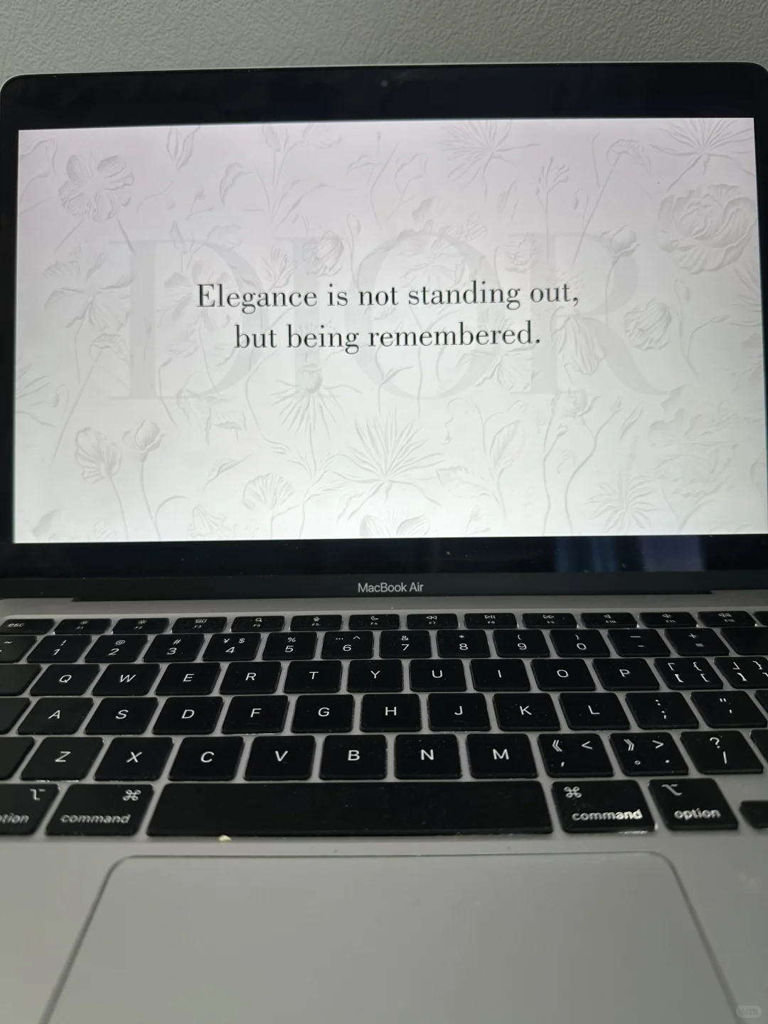 用PPT扒一扒DIOR，真的很经典