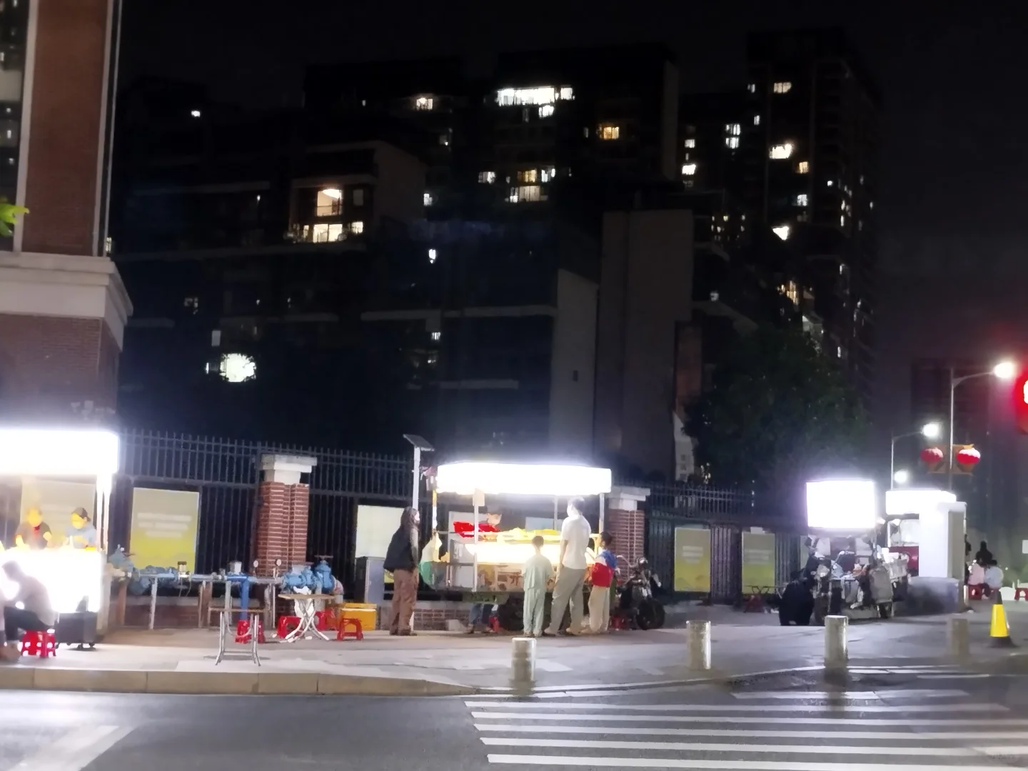 衣食住行，现在都来卷餐饮，很难很难了