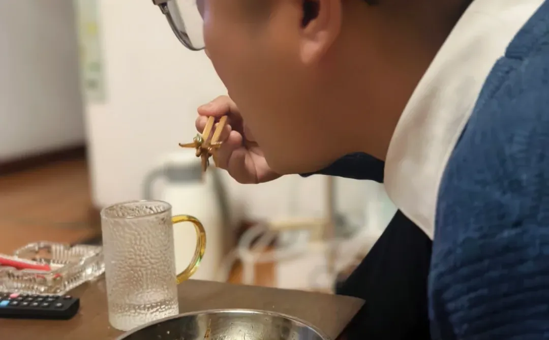 本来一个人吃苦，这下好了两个人一起吃