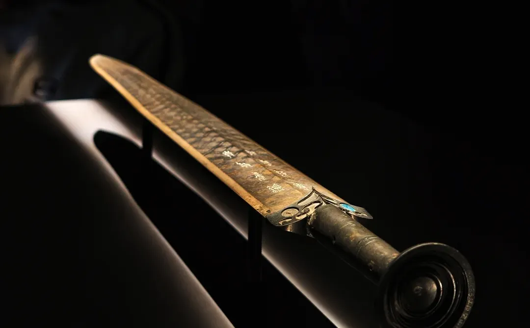 看看越王勾践剑2亿像素下的模样