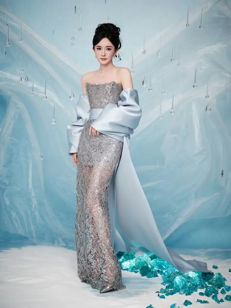 杨幂 镂空抹胸裙路透生图，韵味十足太美了好身材好气质气质女明星 完美身材 神仙颜