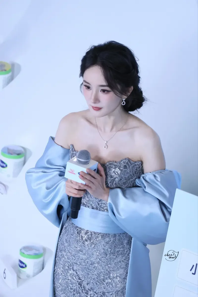 杨幂 镂空抹胸裙路透生图，韵味十足太美了好身材好气质气质女明星 完美身材 神仙颜