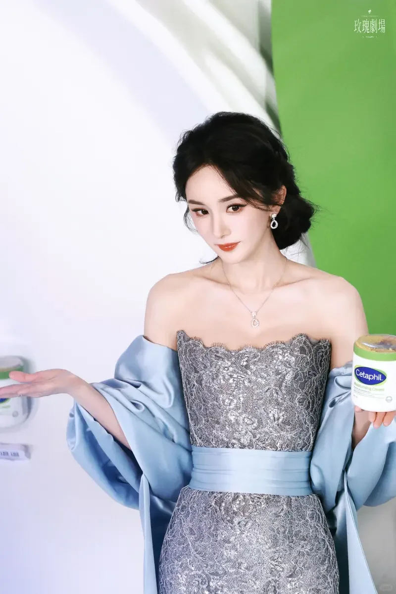 杨幂 镂空抹胸裙路透生图，韵味十足太美了好身材好气质气质女明星 完美身材 神仙颜