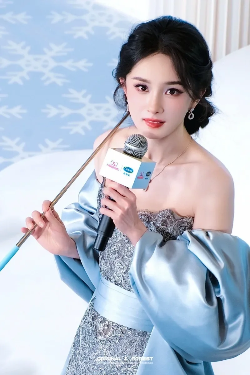 杨幂 镂空抹胸裙路透生图，韵味十足太美了好身材好气质气质女明星 完美身材 神仙颜