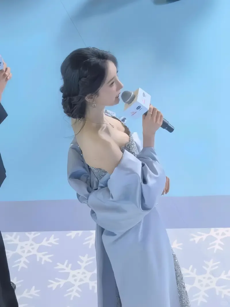 杨幂 镂空抹胸裙路透生图，韵味十足太美了好身材好气质气质女明星 完美身材 神仙颜