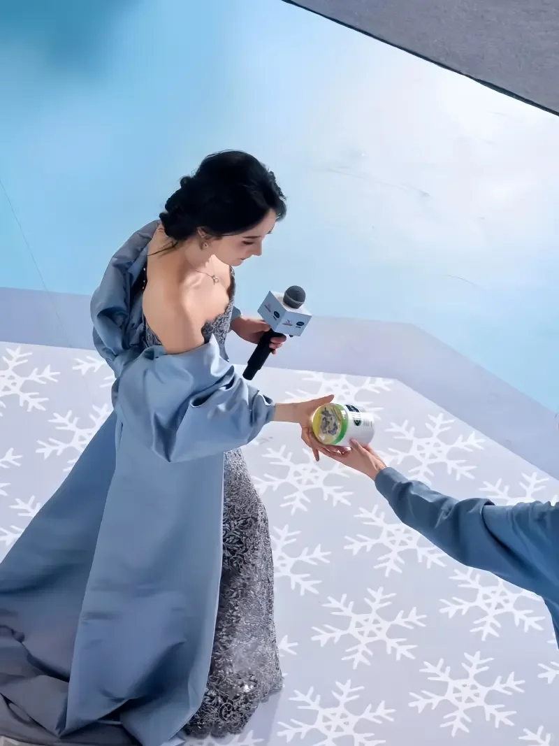 杨幂 镂空抹胸裙路透生图，韵味十足太美了好身材好气质气质女明星 完美身材 神仙颜