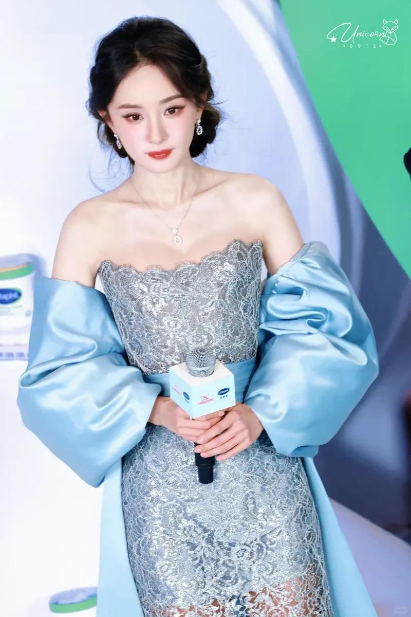 杨幂 镂空抹胸裙路透生图，韵味十足太美了好身材好气质气质女明星 完美身材 神仙颜