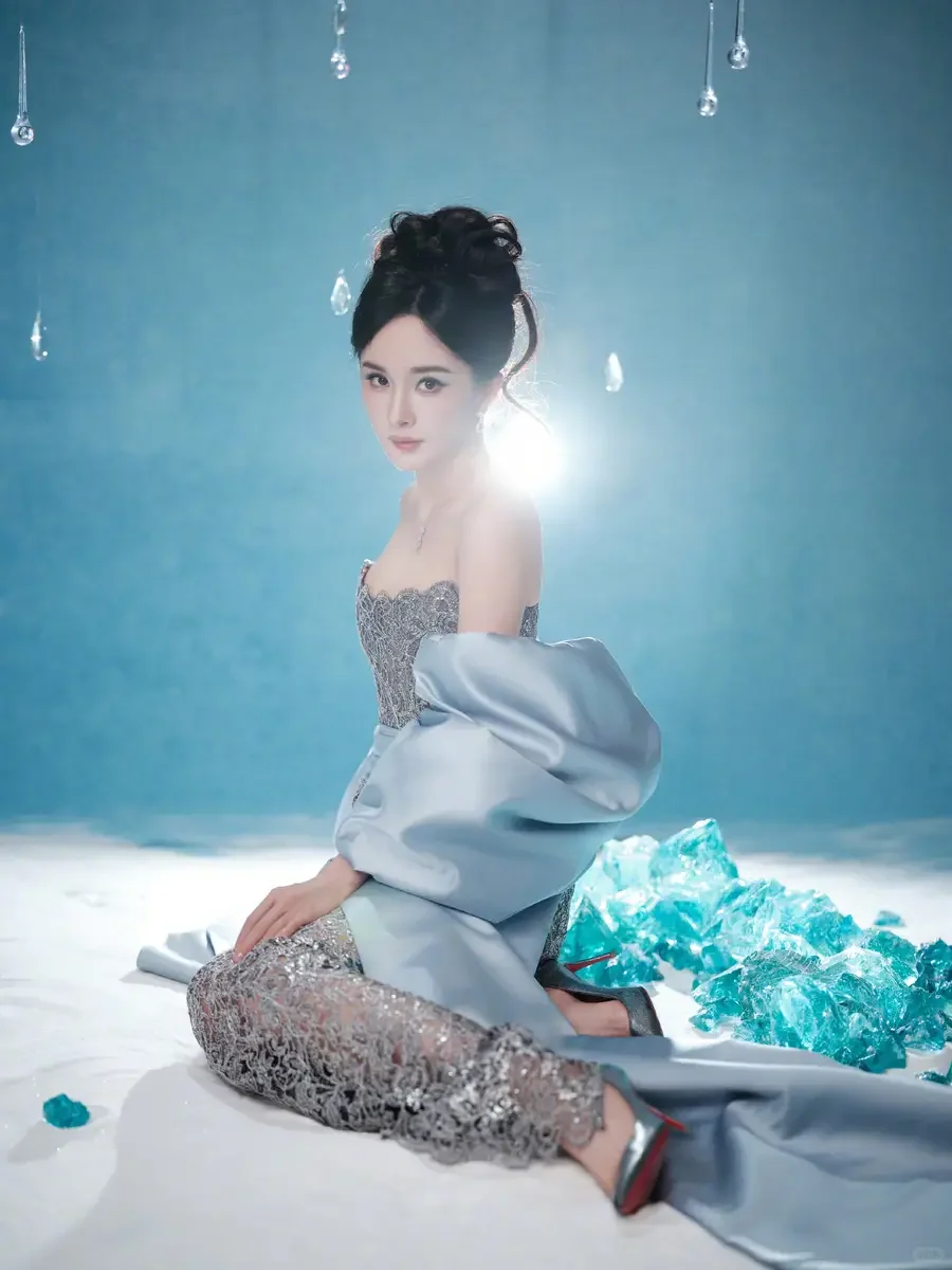 杨幂 镂空抹胸裙路透生图，韵味十足太美了好身材好气质气质女明星 完美身材 神仙颜