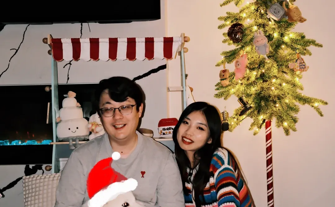 和ee炫耀，小狗也有歪脖子圣诞树啦?