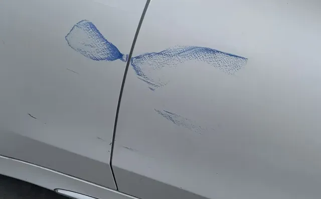 早上发现车上被弄的这是啥啊？