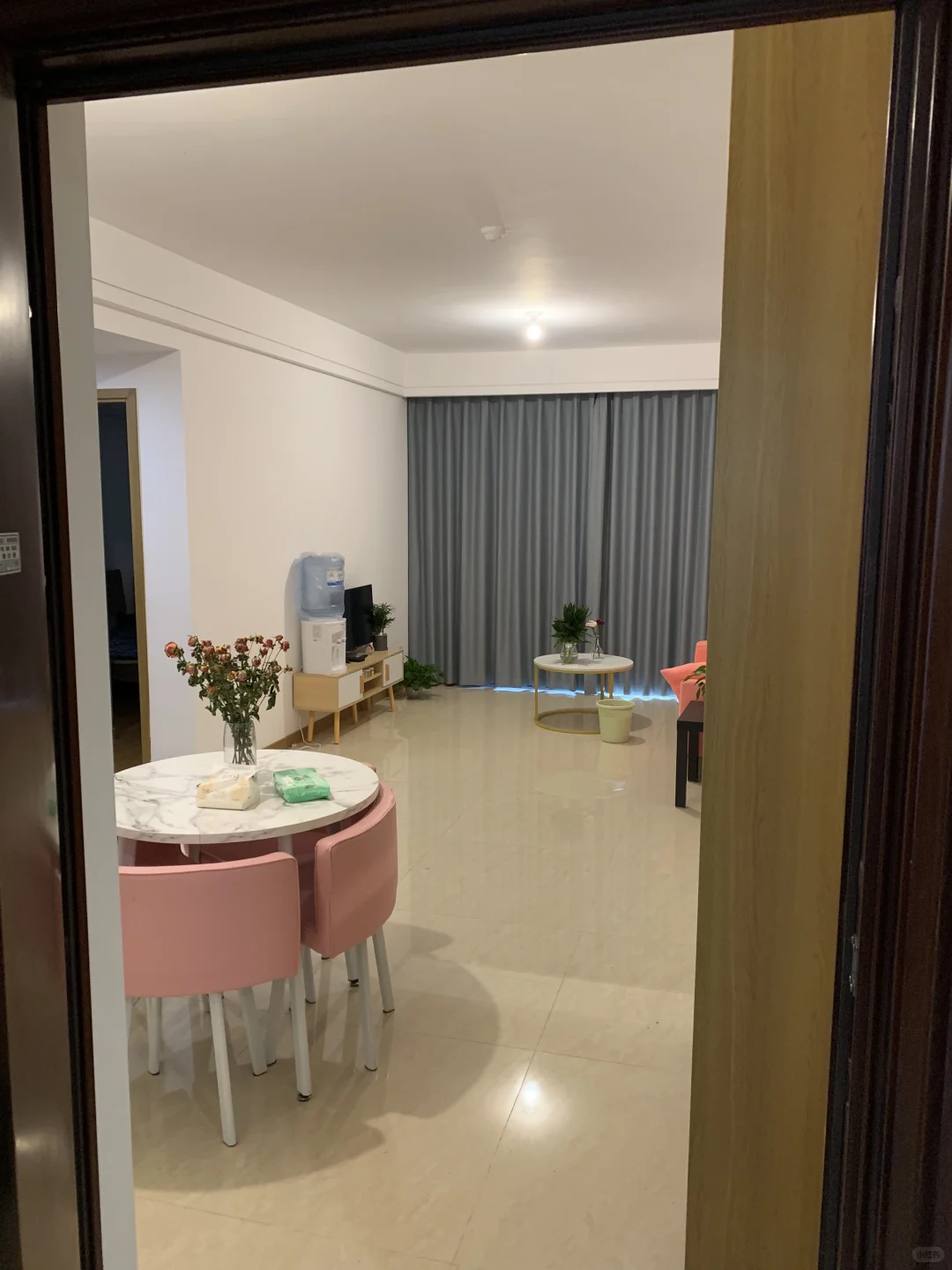 五象大唐果两房一厅配齐出租，价格1400元