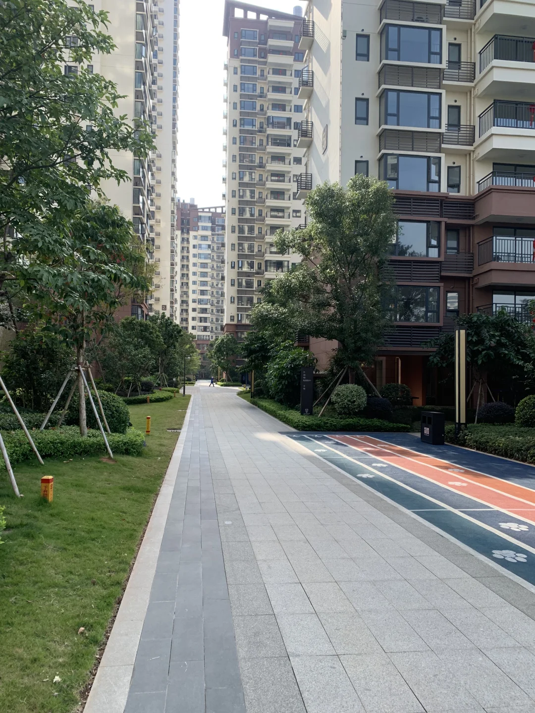 五象大唐果两房一厅配齐出租，价格1400元