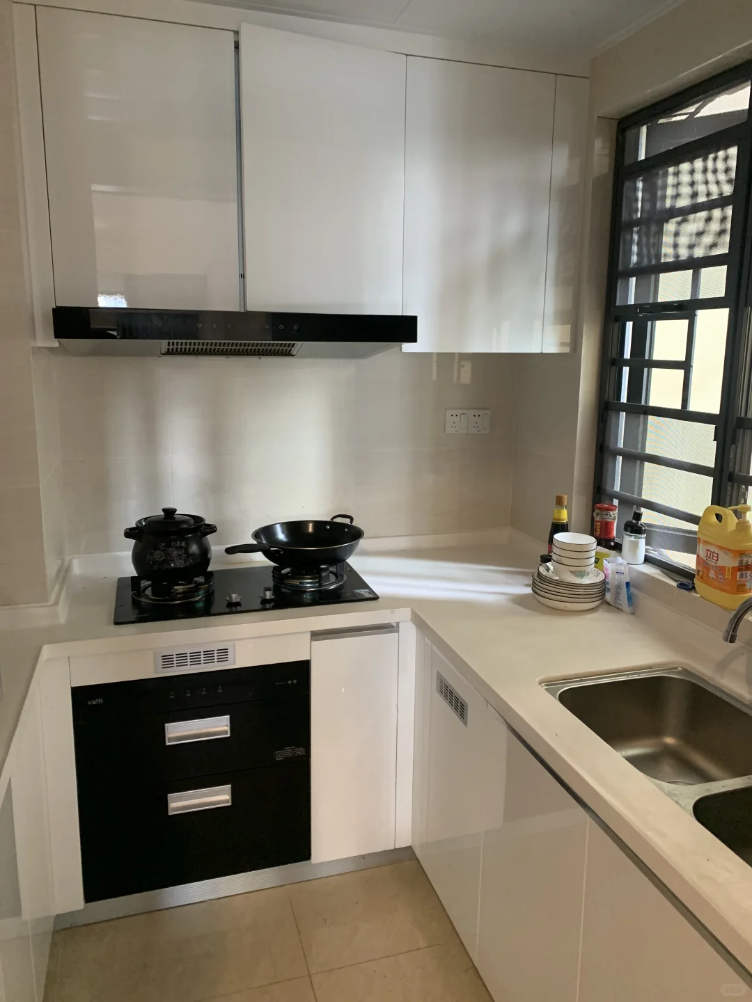 五象大唐果两房一厅配齐出租，价格1400元