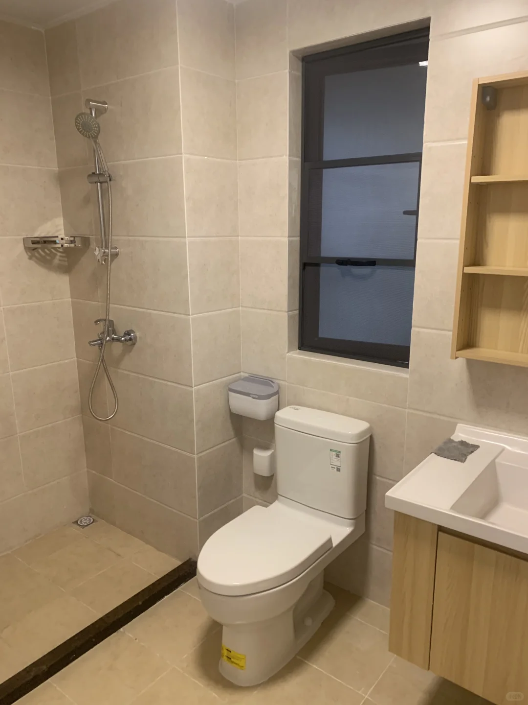 五象大唐果两房一厅配齐出租，价格1400元