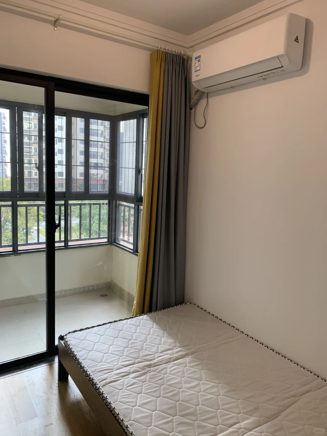 五象大唐果两房一厅配齐出租，价格1400元