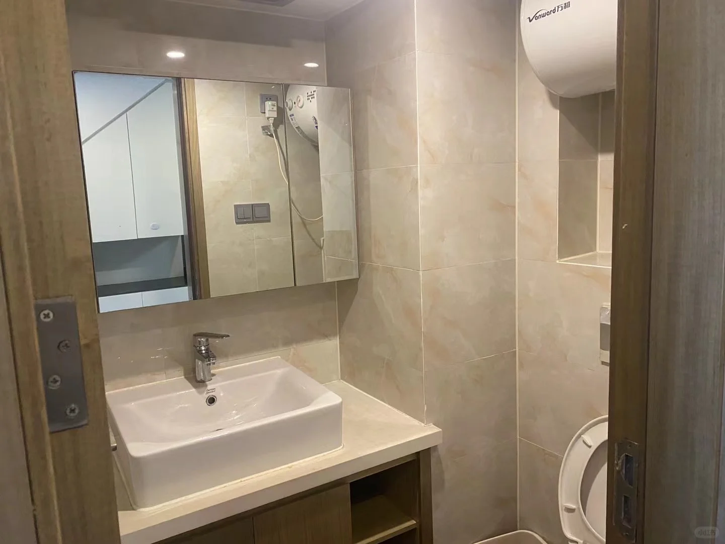 出租：康康谷独立两房两厅带阳台、价格3600