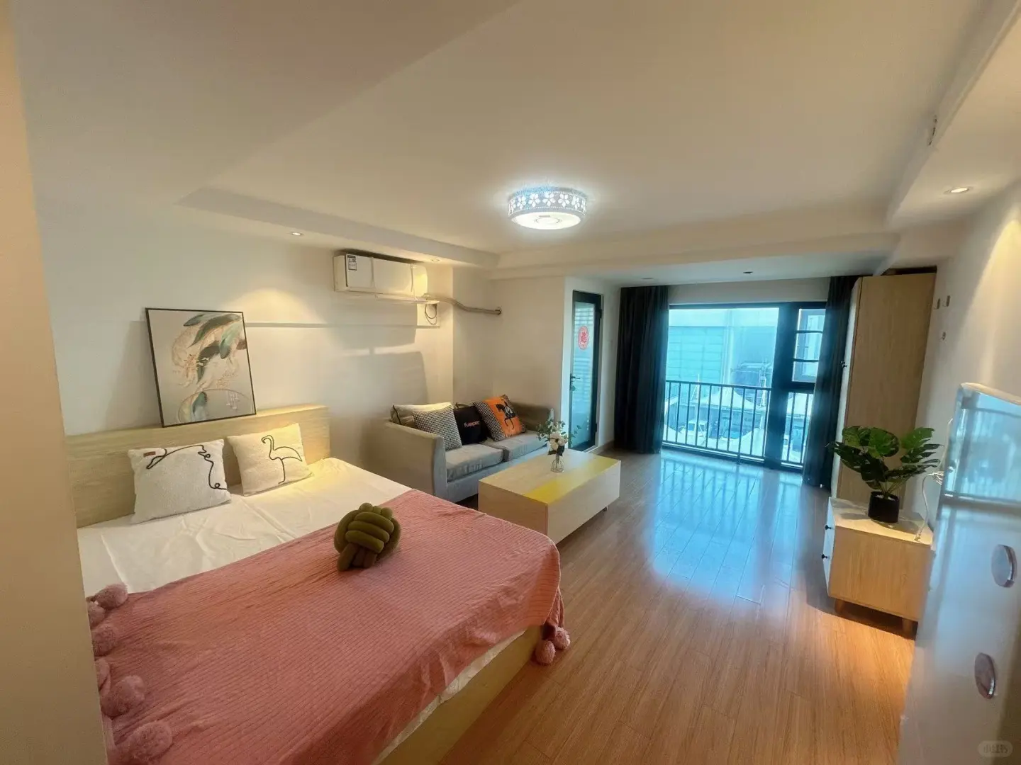 出租：滨江云杉郡一房一厅、价格2300 大学城