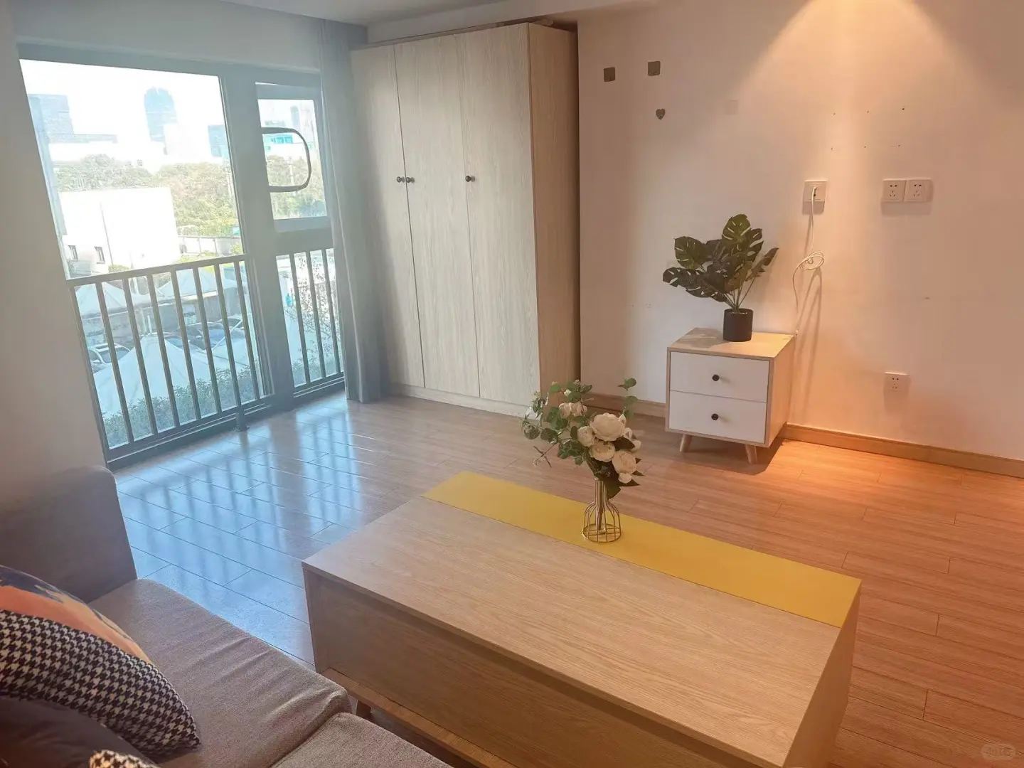 出租：滨江云杉郡一房一厅、价格2300 大学城