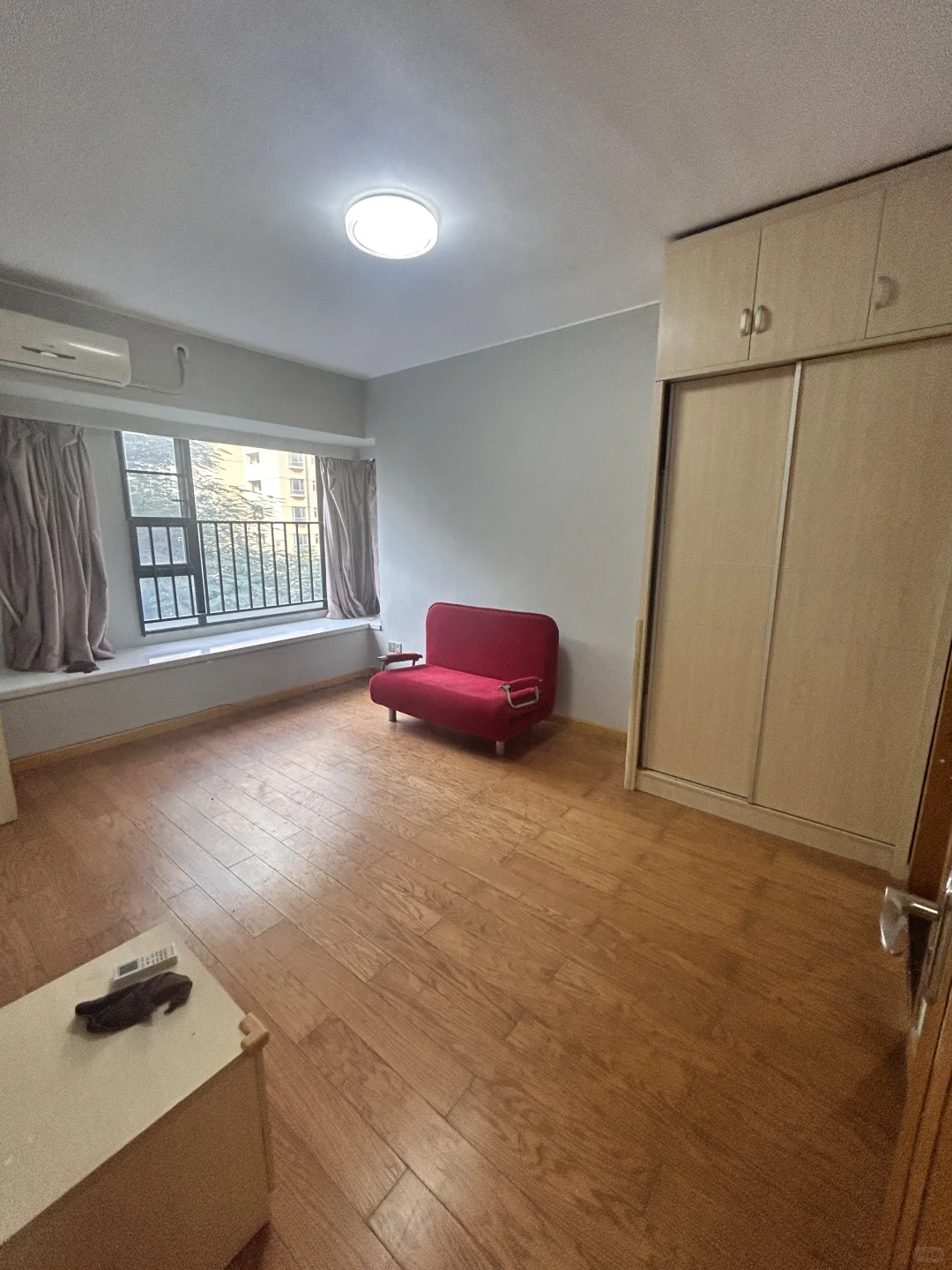 千灯湖地铁站3房，价格2600，拎包入住