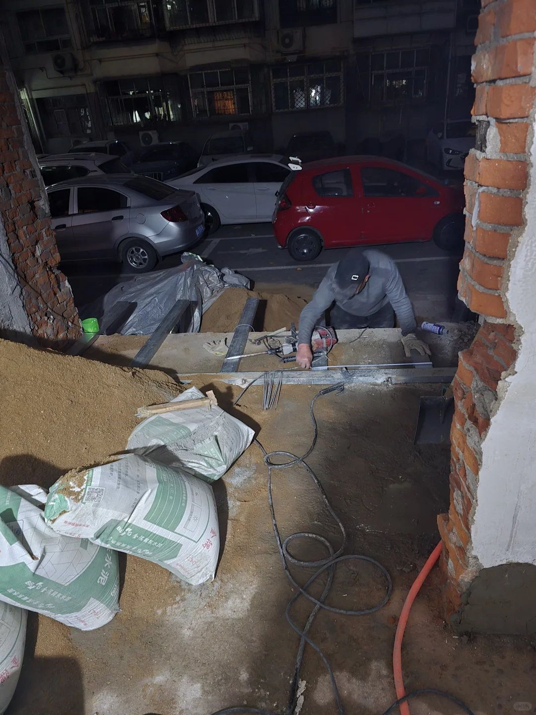 砸墙完毕，开始施工👷