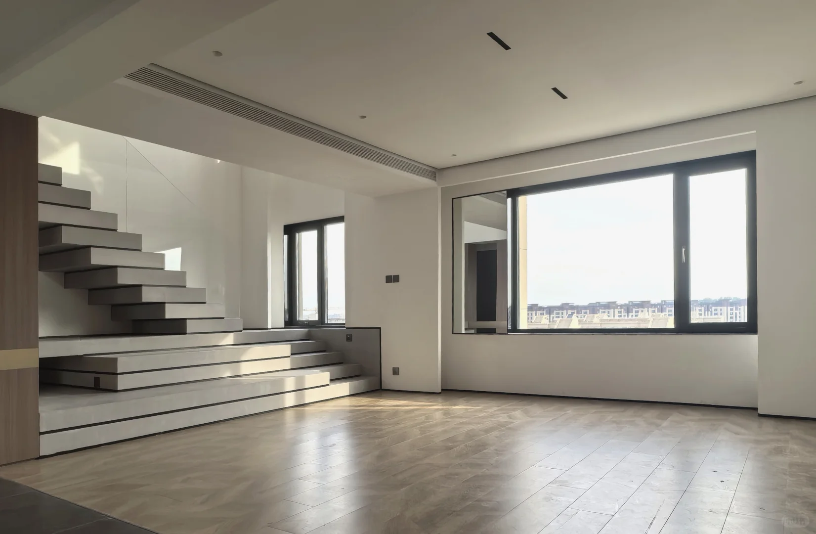 沈阳新市府全新装修，顶跃复式带露台