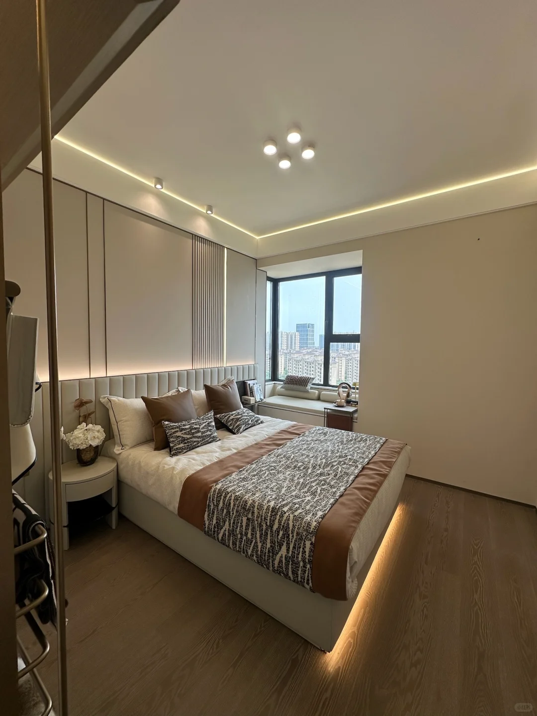 青岛市区：全款42万！79平小两居🏡楼下地铁口