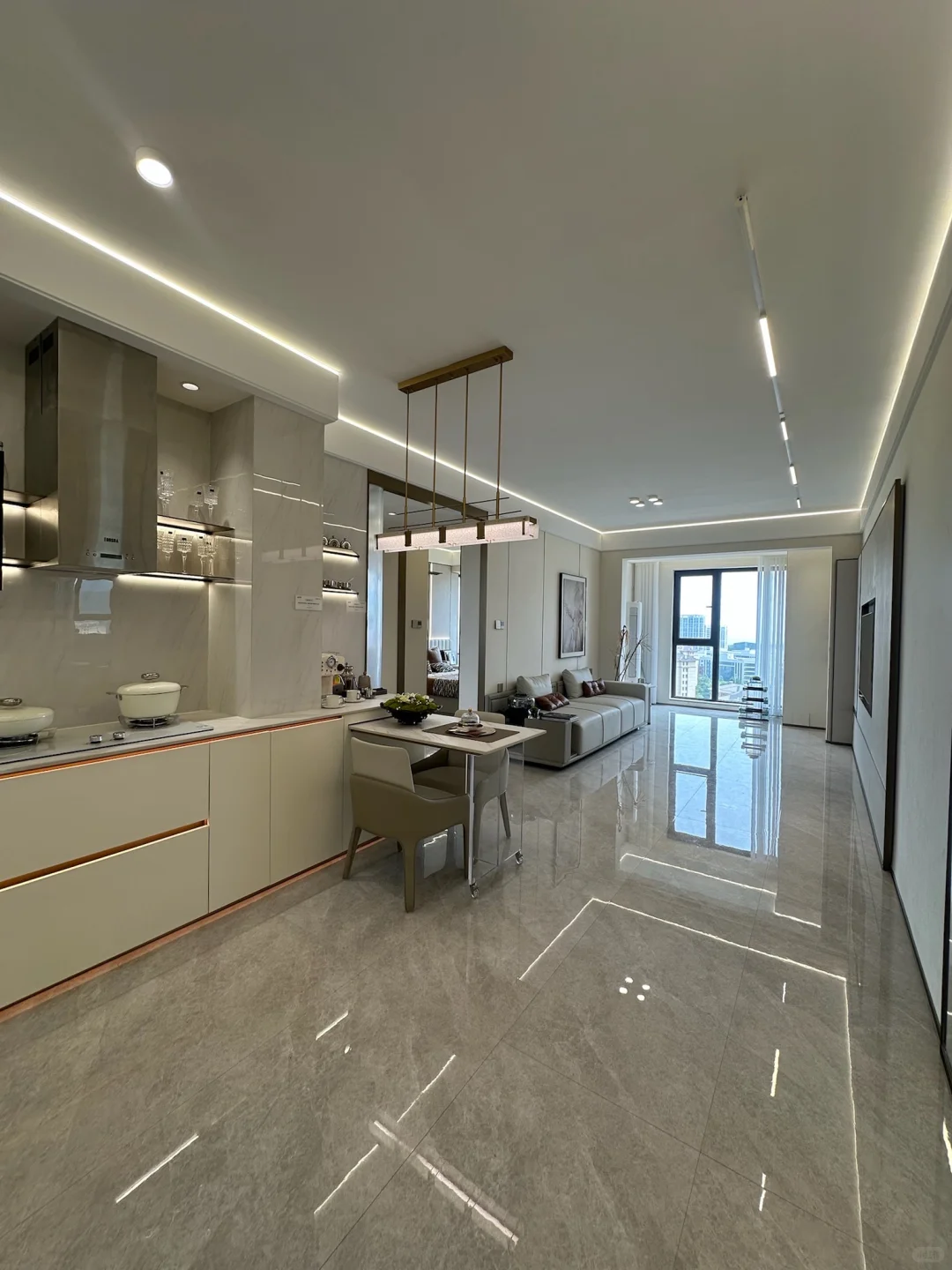 青岛市区：全款42万！79平小两居🏡楼下地铁口