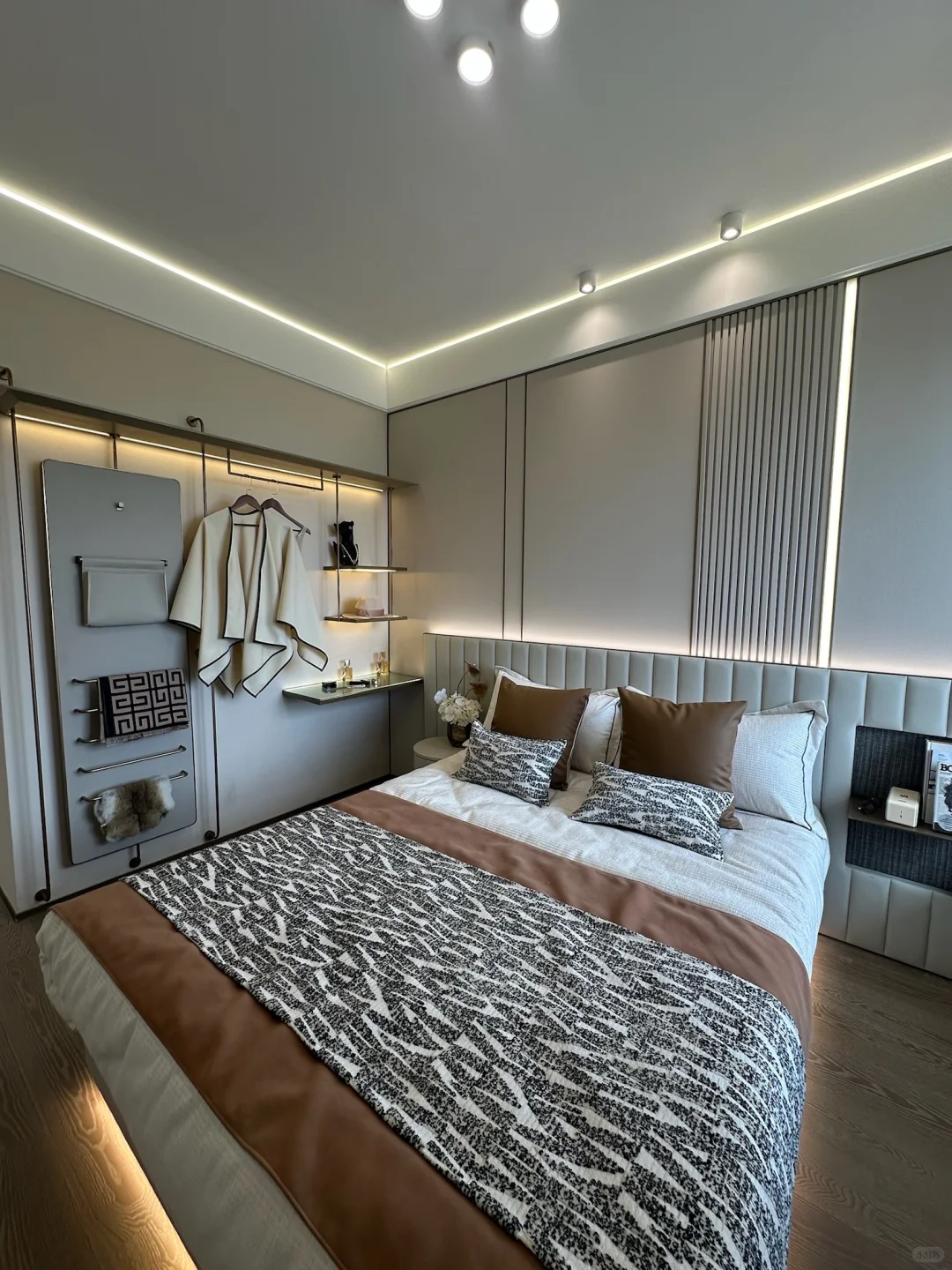 青岛市区：全款42万！79平小两居🏡楼下地铁口